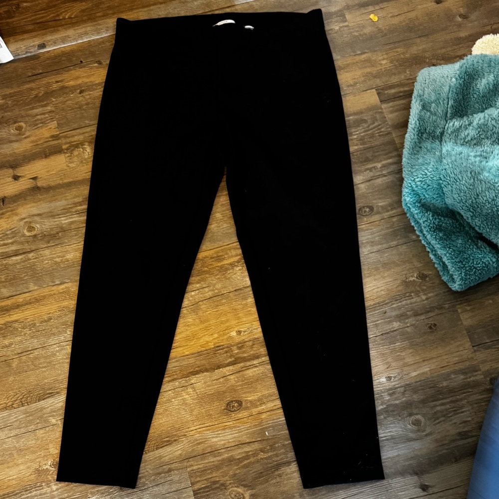 Vince black pants in size L. Excellent condition. No flaws. Great for work